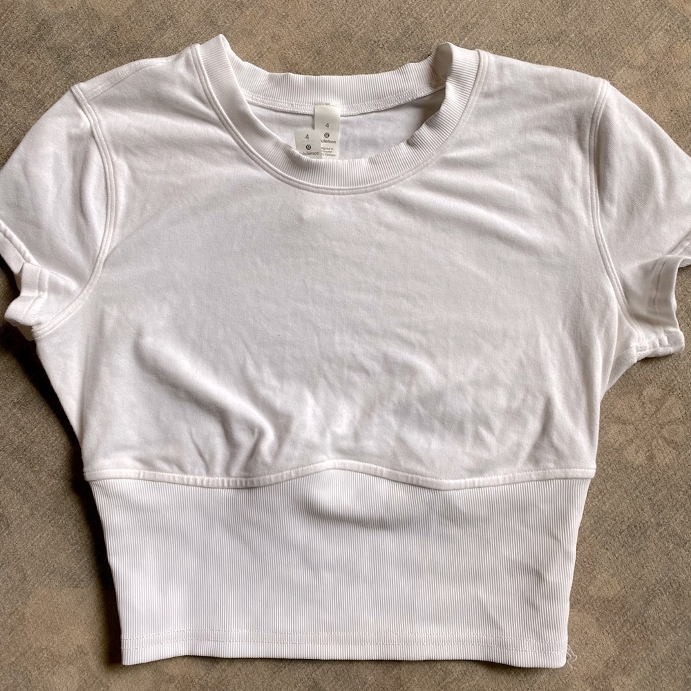 Lululemon white cropped tee with ribbing on bottom